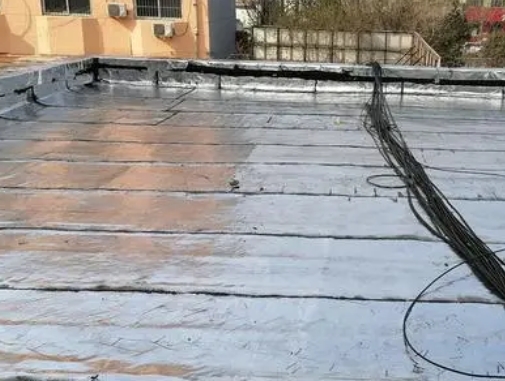 肇庆市卫生间漏水维修公司分享下肇庆市屋面楼顶防水刚性防水层施工要点。
